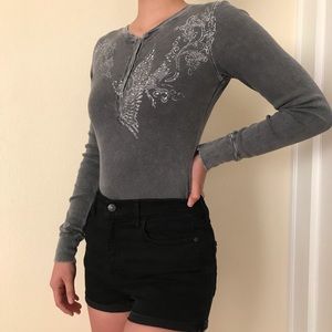 Graphic Long Sleeve Shirt w/ Vertical Knit Pattern